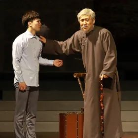 惠民价全场99元!话剧《烽火学堂》巡演归来,追寻教育先师足迹 广东艺术剧院 先师 足迹 话剧 烽火学堂 全场 惠民价 广东省文化和旅游厅 广东省演出有限公司 广东省 中国共产党 崇真艺客